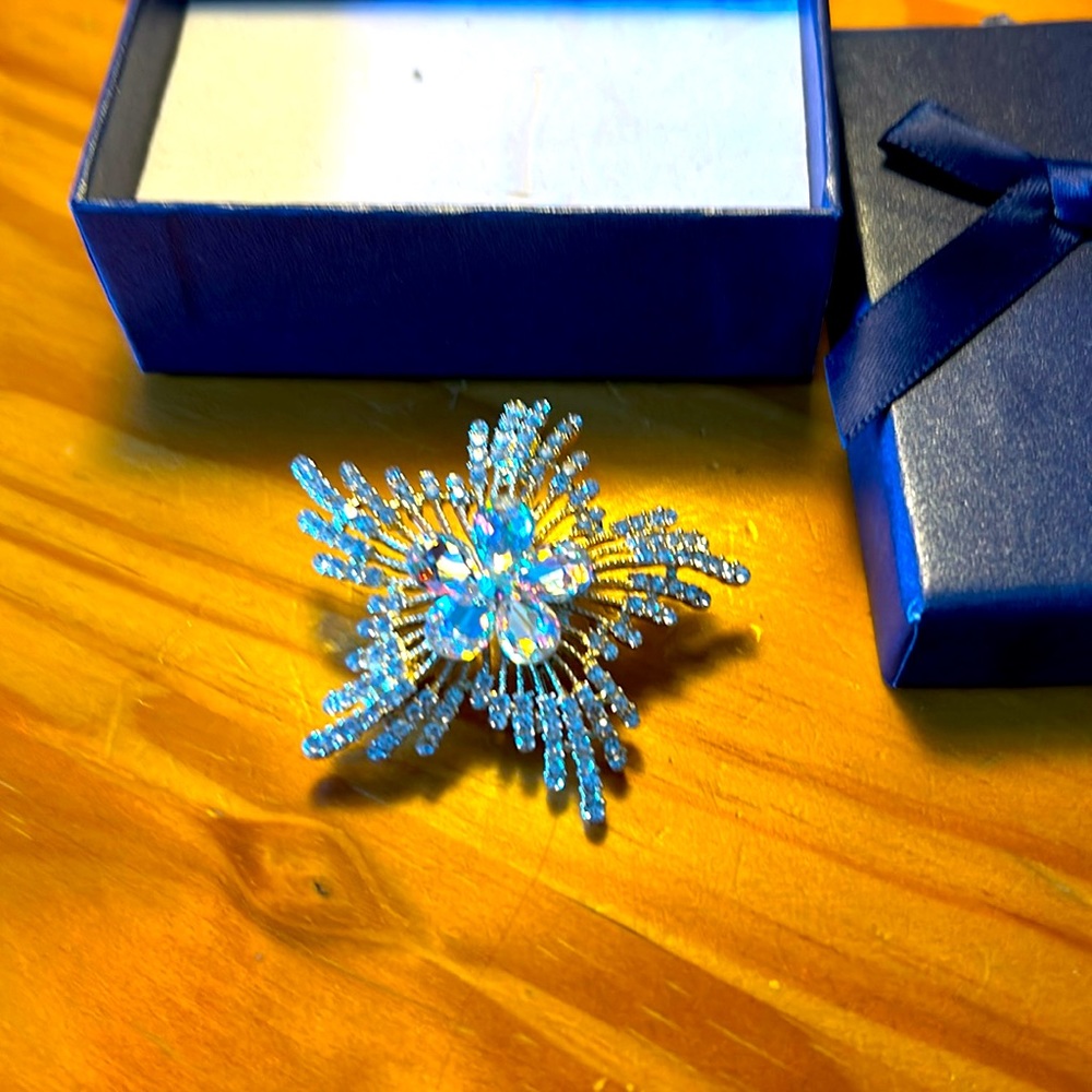 Decorative Gold Tone Clear Rhinestone Flower Pin